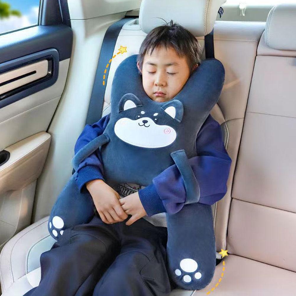 [[Negro]] Niño durmiendo tranquilo en el coche con la almohada de viaje