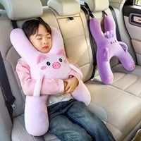 [[Rosa]] Niña durmiendo tranquila en el coche con la almohada de viaje rosa