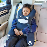 [[Negro]] Niño durmiendo en el coche con la almohada de viaje